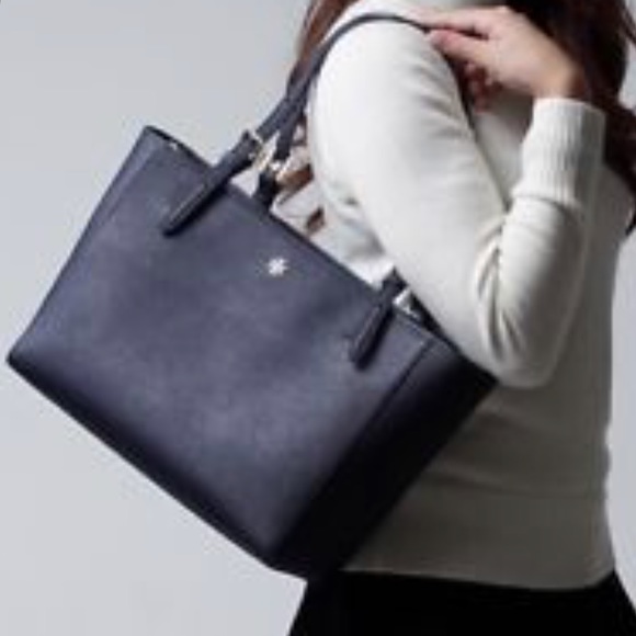 Tory Burch Handbags - 🌸OFFERS?🌸Tory Burch All Leather Navy Blue Tote